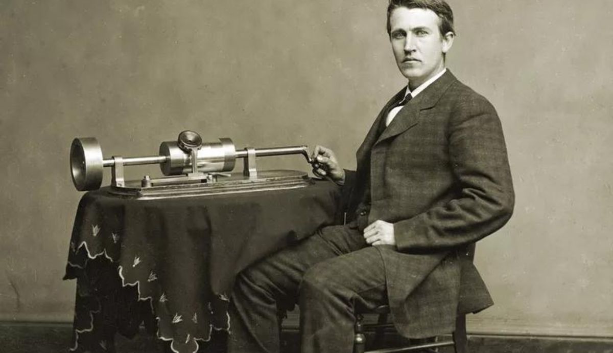 Edison con su primer fonógrafo.