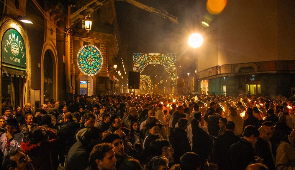 La gente llena las calles de Catania, Sicilia durante el Festival anual de Santa Águeda. La gente llena las calles de Catania, Sicilia durante el Festival anual de Santa Águeda.