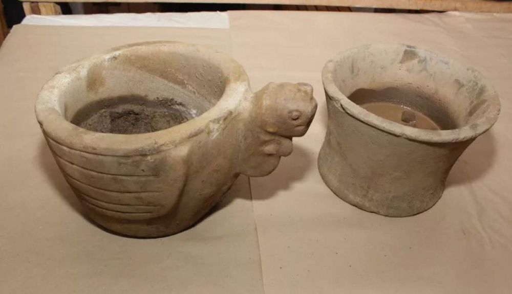 Dos cuencos de piedra, uno de ellos decorado con la cabeza y las alas de un cóndor andino, fueron encontrados en una galería. Dos cuencos de piedra, uno de ellos decorado con la cabeza y las alas de un cóndor andino, fueron encontrados en una galería.