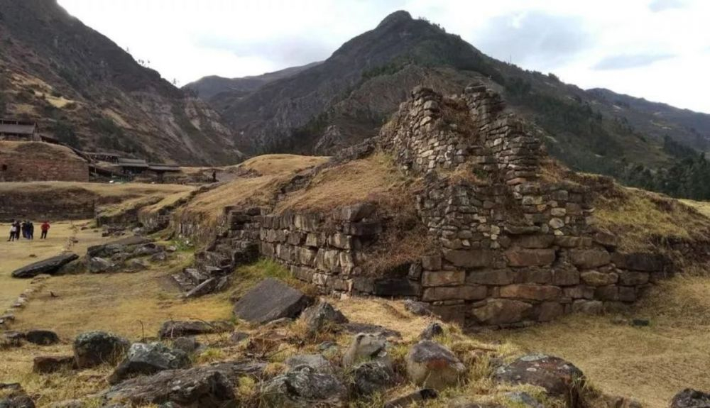 El complejo de templos de Chavín de Huántar le da su nombre al misterioso pueblo Chavín, El complejo de templos de Chavín de Huántar le da su nombre al misterioso pueblo Chavín,
