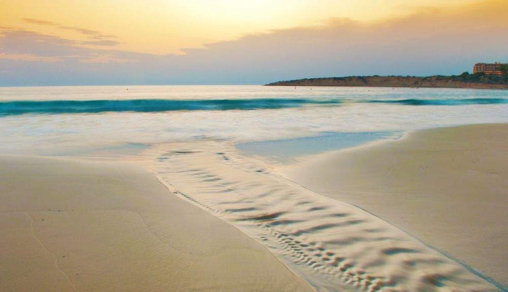 Vista de la playa vacía de arena de Coral Bay cerca de Paphos