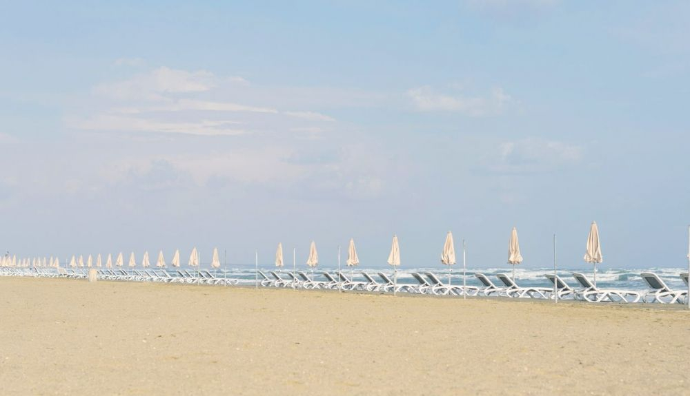 Sombrillas y tumbonas en la Playa Mackenzie.