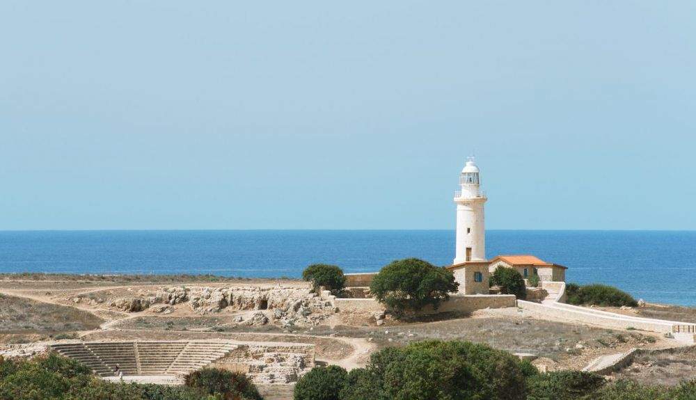 Faros recibe su nombre del faro que de cerca la vigila.
