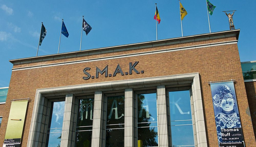 El Museo de Arte Contemporáneo de la ciudad se centra en obras internacionales y belgas que sacudieron el mundo artístico después de 1945. El Museo de Arte Contemporáneo de la ciudad se centra en obras internacionales y belgas que sacudieron el mundo artístico después de 1945.