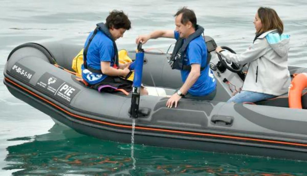 En el artículo, ha intervenido el profesor Ibon Cancio, de la Estación Marina de Plentzia. En la foto, junto a otros miembros de su equipo de investigación. En el artículo, ha intervenido el profesor Ibon Cancio, de la Estación Marina de Plentzia. En la foto, junto a otros miembros de su equipo de investigación.