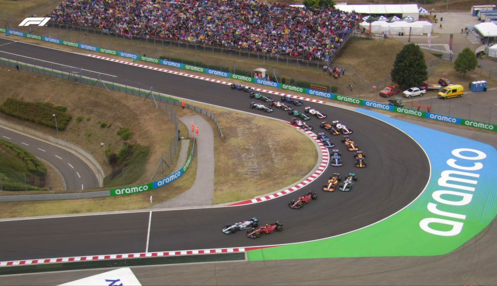 1 Salida de la carrera con Russell primero seguido de los Ferrari de Sainz y Leclerc 1 Salida de la carrera con Russell primero seguido de los Ferrari de Sainz y Leclerc