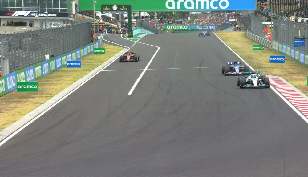 3 Sainz sale de boxes tras su pit stop 3 Sainz sale de boxes tras su pit stop