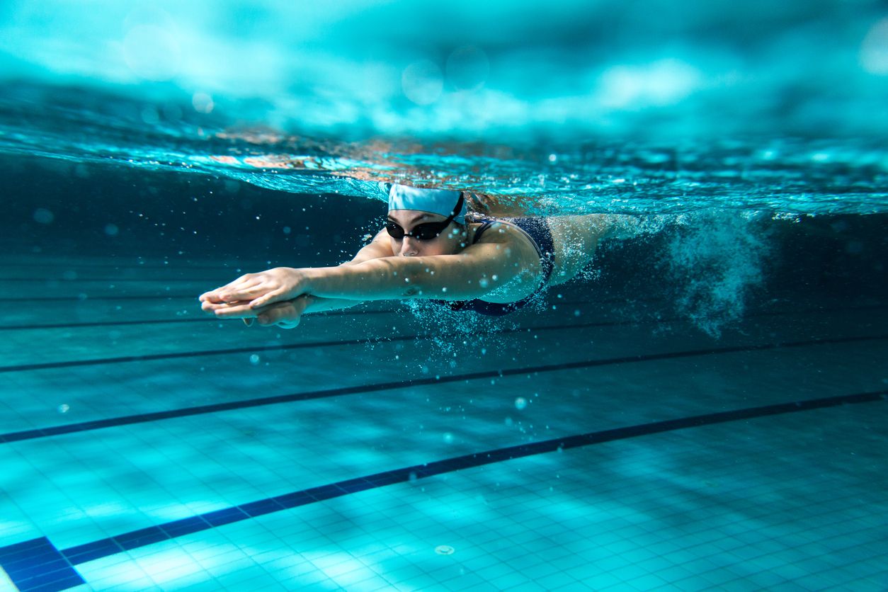 La natación estimula el sistema cardiovascular.