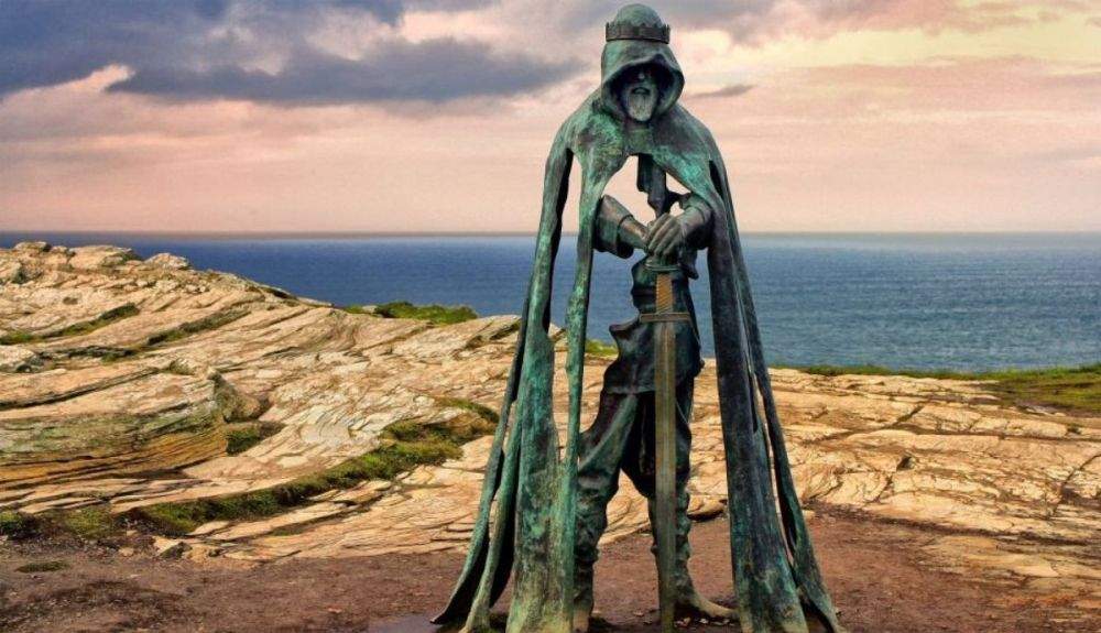 La estatua del Rey Arturo, en un promontorio rocoso en la costa atlántica de Cornualles.