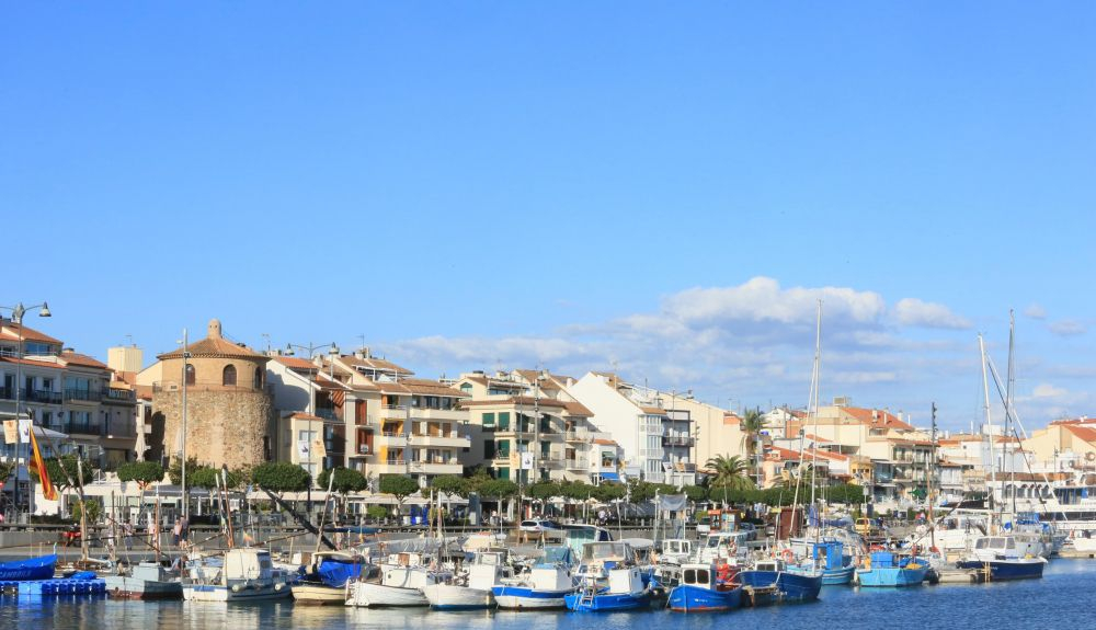 Disfrutar del pescado fresco en el puerto de Cambrils es una grata experiencia. Disfrutar del pescado fresco en el puerto de Cambrils es una grata experiencia.
