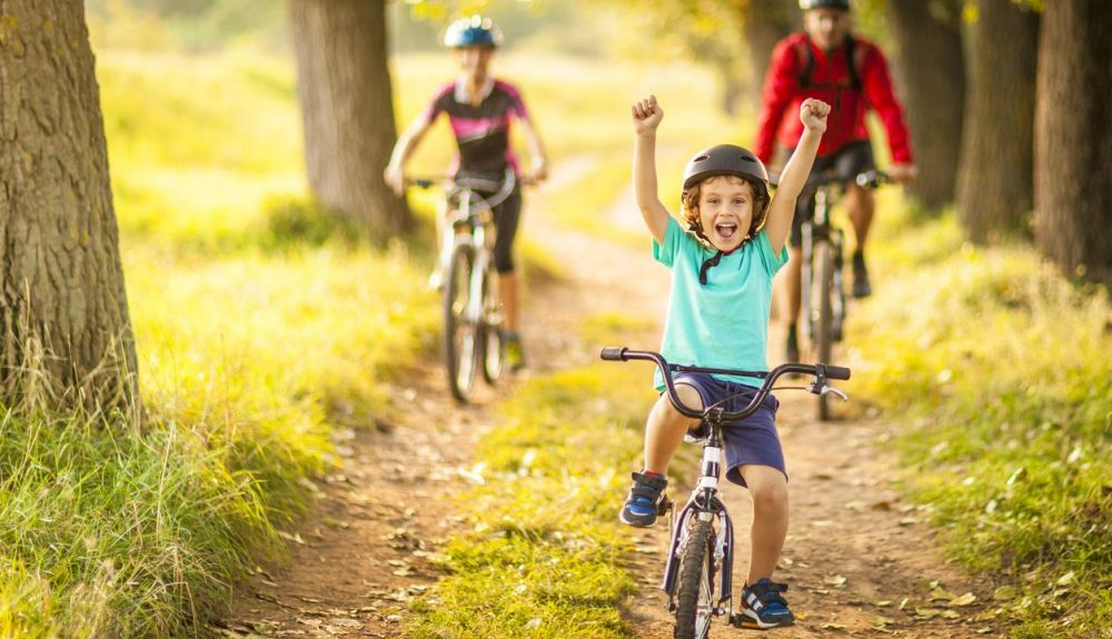 Con el uso de la bicicleta, se puede desarrollar confianza y autoestima. Con el uso de la bicicleta, se puede desarrollar confianza y autoestima.
