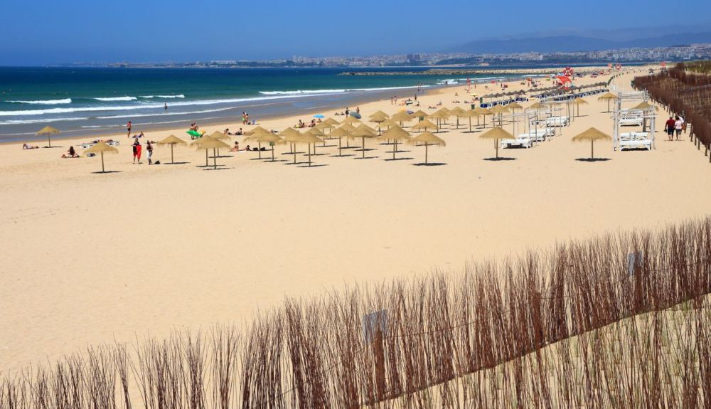 Impresionante playa de arena fina cercana a Lisboa. Impresionante playa de arena fina cercana a Lisboa.