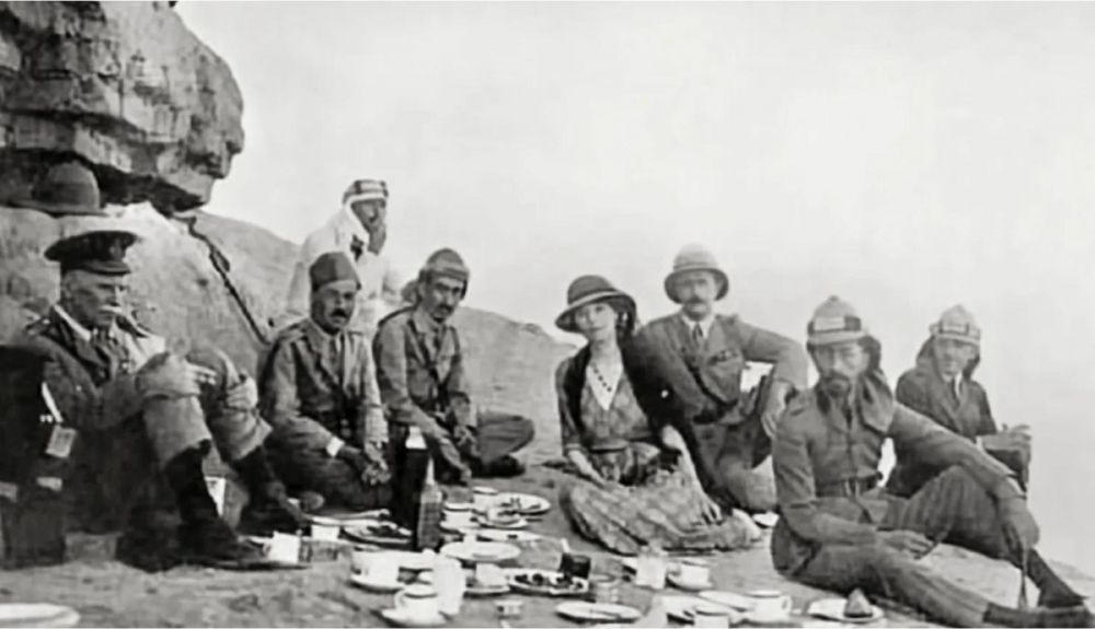 El interés de Bell por Medio Oriente surgió al visitar la región por primera vez en 1892. El interés de Bell por Medio Oriente surgió al visitar la región por primera vez en 1892.