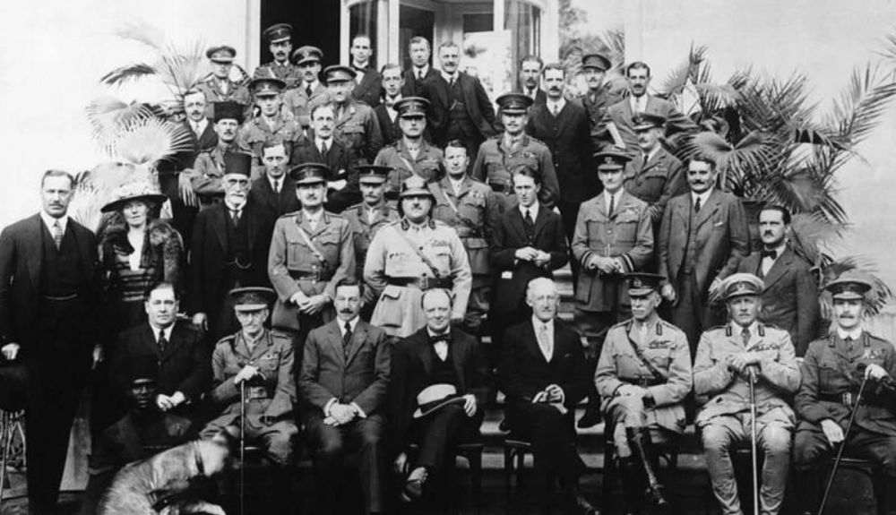 En 1921, Gertrude Bell (2da. fila, segunda a la izq.) participó en una conferencia en El Cairo que dividió a Mesopotamia, que incluía a Lawrence de Arabia y Winston Churchill En 1921, Gertrude Bell (2da. fila, segunda a la izq.) participó en una conferencia en El Cairo que dividió a Mesopotamia, que incluía a Lawrence de Arabia y Winston Churchill