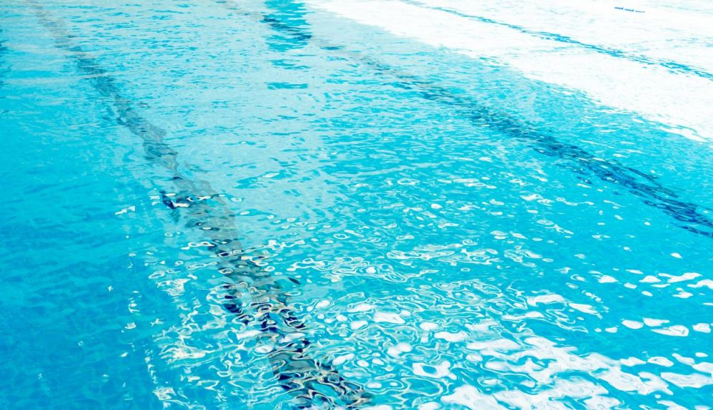 La desinfección del agua de las piscinas se realiza, principalmente, con cloro. La desinfección del agua de las piscinas se realiza, principalmente, con cloro.