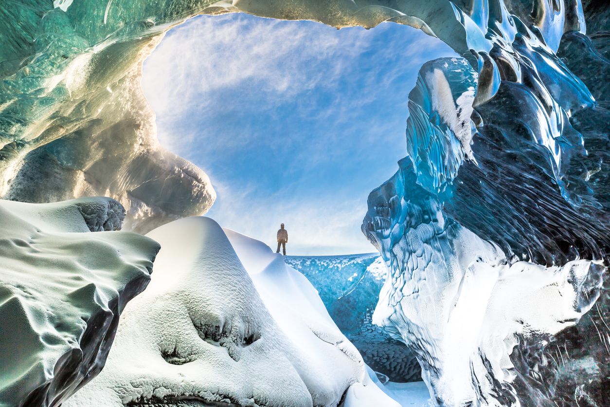Cueva de hielo en el Glaciar Vatnajokull, uno de los lugares más extraños y misteriosos del mundo.