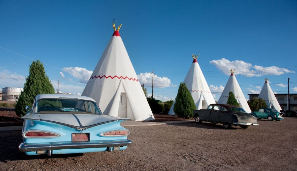 Wigwam Village Motel está formado por quince tipis de acero y hormigón. Wigwam Village Motel está formado por quince tipis de acero y hormigón.