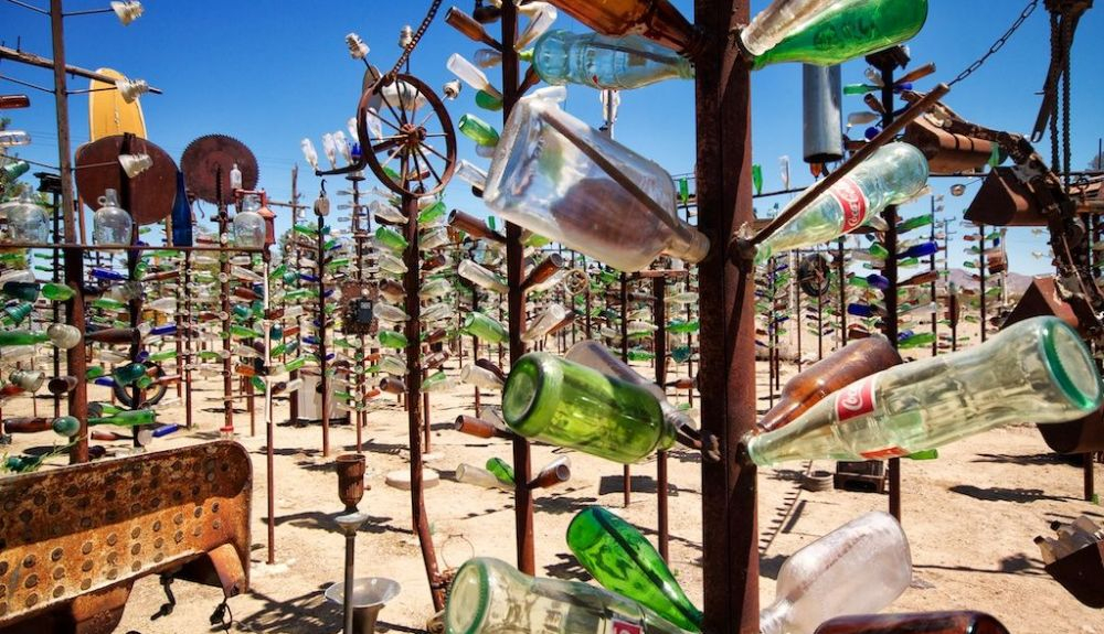 Elmer's Bottle Tree Ranch asombra a los viajeros de la Ruta 66. Elmer's Bottle Tree Ranch asombra a los viajeros de la Ruta 66.