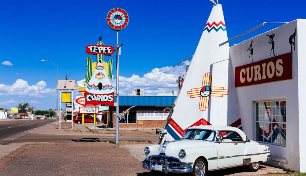 Viejo coche blanco aparcado frente a una tienda en Tucumcari. Viejo coche blanco aparcado frente a una tienda en Tucumcari.