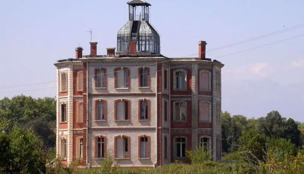 Château d'En Bardou, donde se ubicó la Maternidad de Elna (2005). Château d'En Bardou, donde se ubicó la Maternidad de Elna (2005).