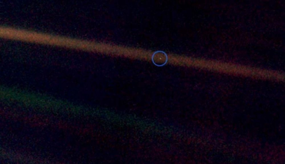 Foto de Voyager que muestra la Tierra como un pequeño punto suspendido en un rayo de luz solar. Foto de Voyager que muestra la Tierra como un pequeño punto suspendido en un rayo de luz solar.