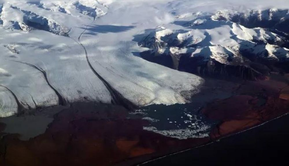 Estos glaciares pueden cubrir características topográficas, como cadenas montañosas. Estos glaciares pueden cubrir características topográficas, como cadenas montañosas.