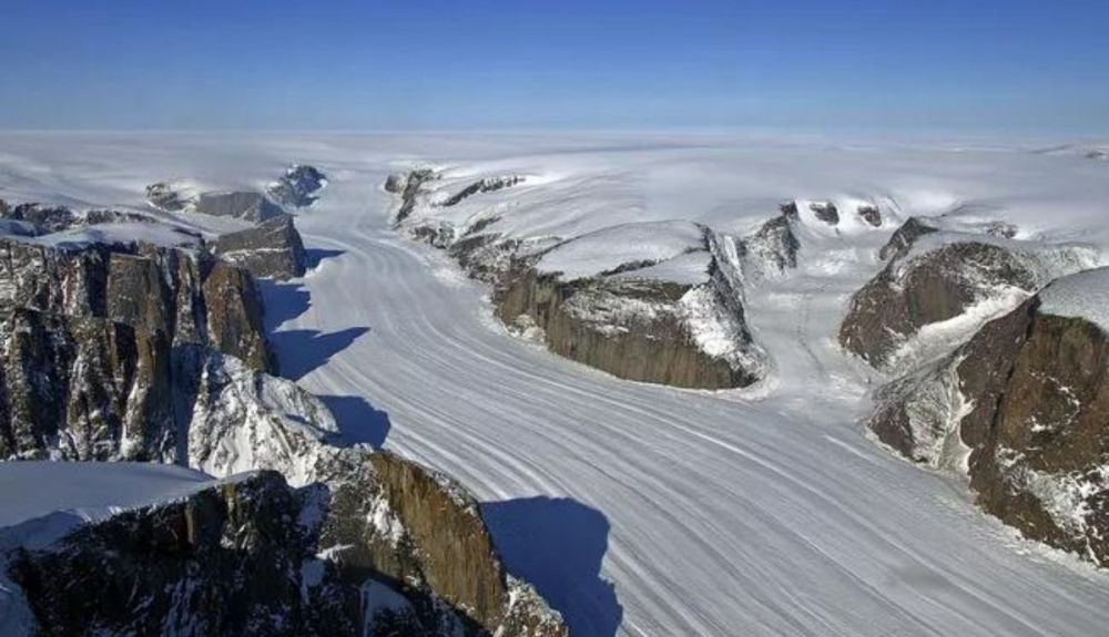 Estos glaciares, generalmente, están encerrados en los lados por un lecho rocoso expuesto. Estos glaciares, generalmente, están encerrados en los lados por un lecho rocoso expuesto.