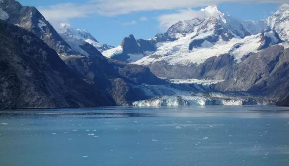 Estos glaciares desprenden hielo a medida que avanzan, creando icebergs. Estos glaciares desprenden hielo a medida que avanzan, creando icebergs.