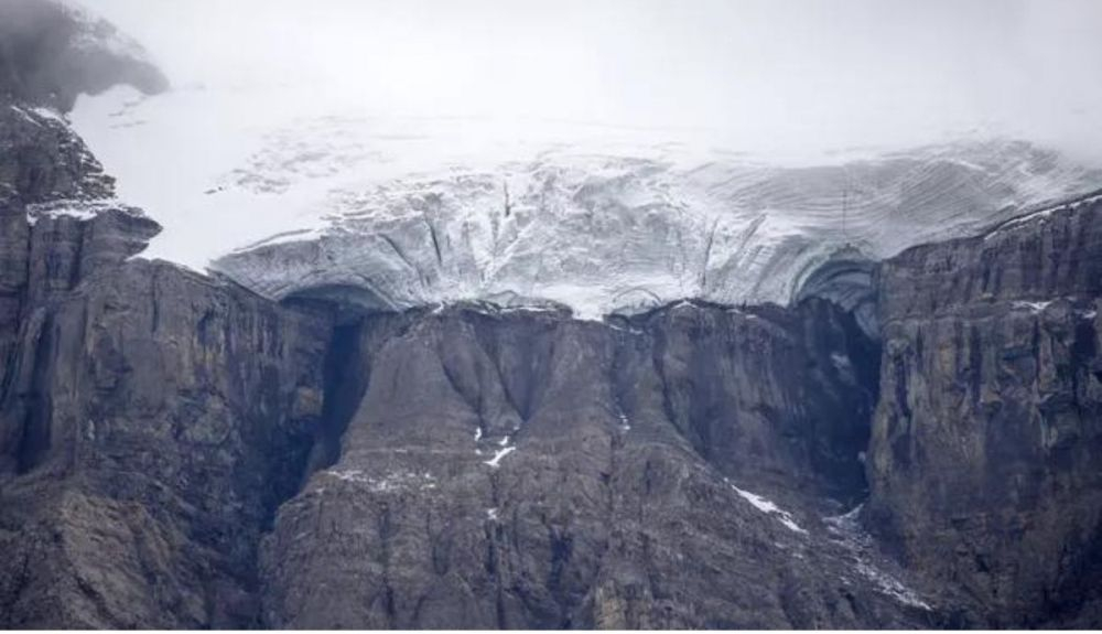 Un glaciar colgante comienza en lo alto de las montañas y, a menudo, desemboca en un glaciar de valle. Un glaciar colgante comienza en lo alto de las montañas y, a menudo, desemboca en un glaciar de valle.