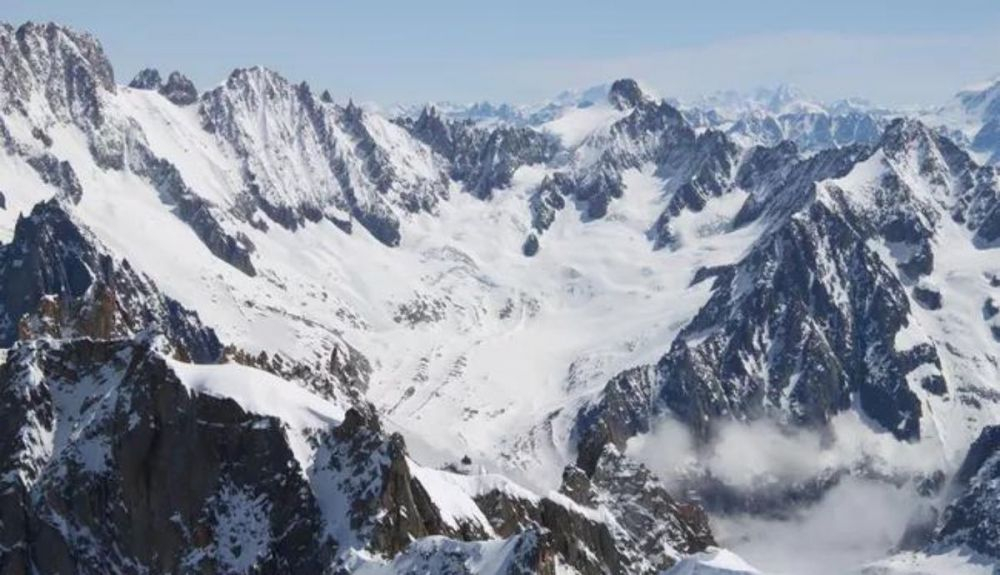 Los glaciares circo se encuentran en lo alto de las regiones alpinas. Los glaciares circo se encuentran en lo alto de las regiones alpinas.