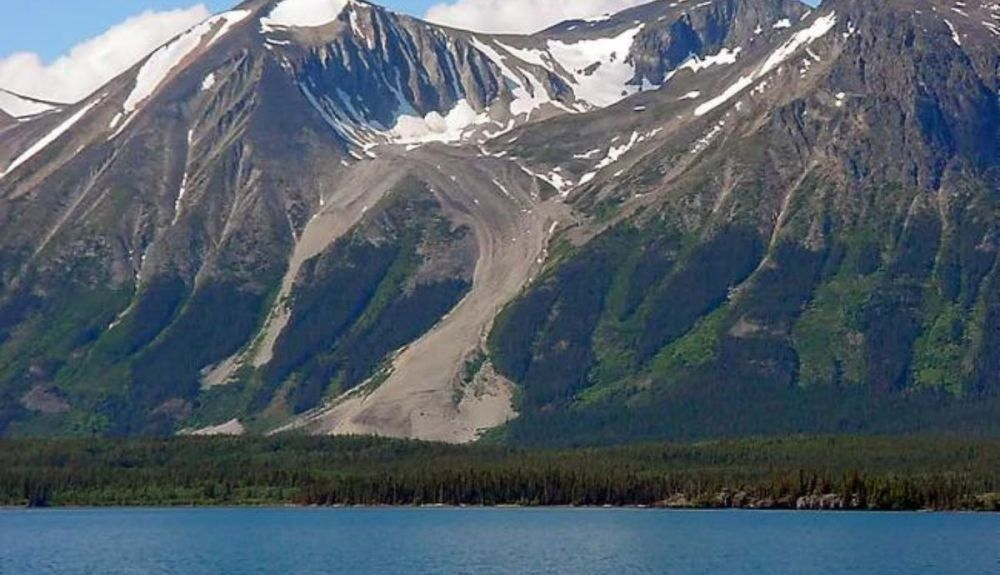 En algunos casos, estos glaciares puede contener más roca que hielo. En algunos casos, estos glaciares puede contener más roca que hielo.