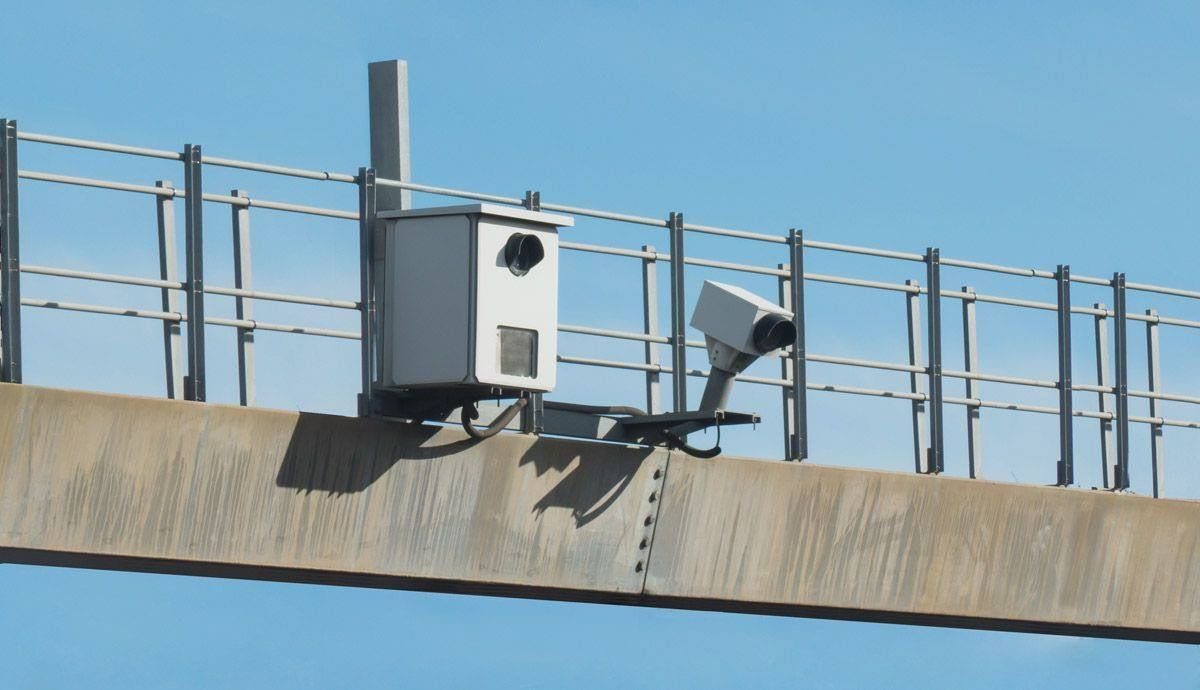 Los radares fijos pueden estar ubicados en los pórticos de la carretera y así puedes prever su ubicación. Foto: iStock.