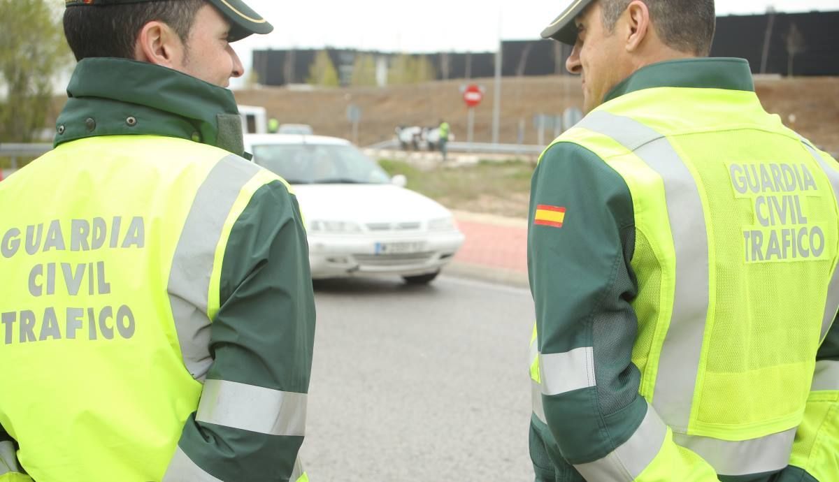 Así es cómo debes reaccionar cuando una gente de tráfico te da una orden en la carretera.