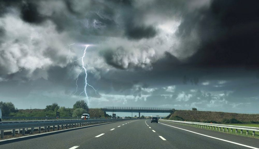 Así es cómo debes actuar si te encuentras con una tormenta eléctrica o de verano con el coche. Foto: iStock.