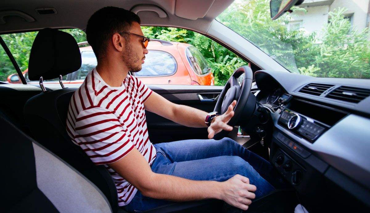Cuando vayas a aparcar el vehículo, espera unos segundos antes de apagarlo. Foto iStock.