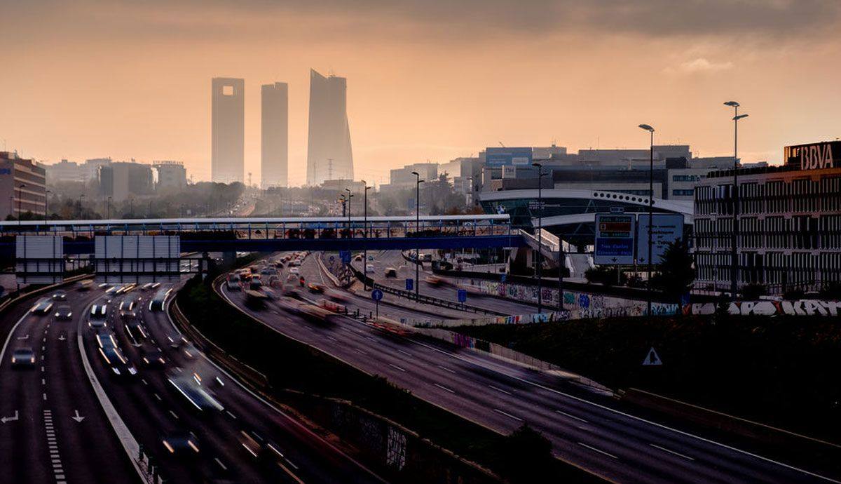 La nueva norma de la DGT por la que 3 de cada 4 coches podrían no circular en 2023 por 149 ciudades