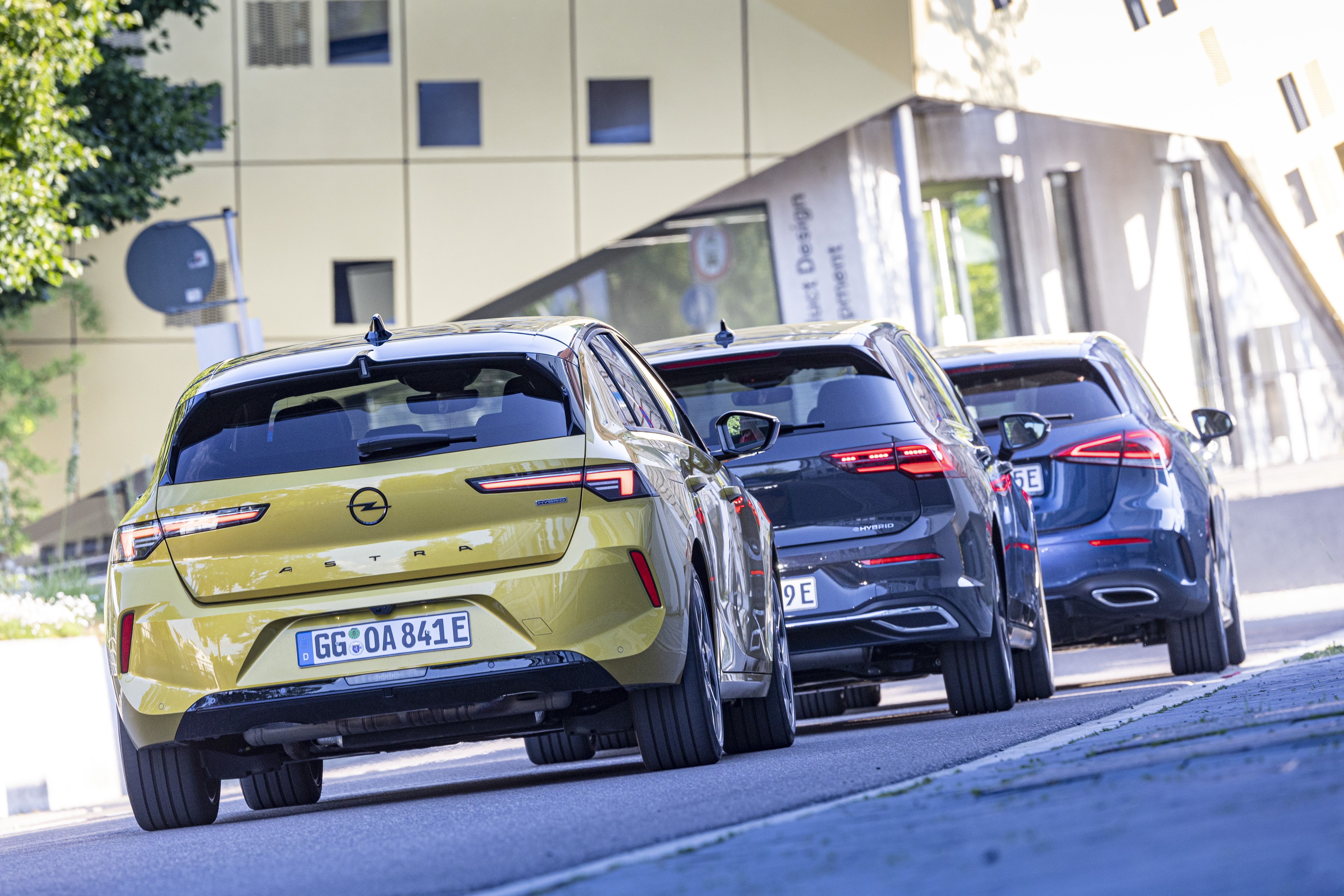 Opel Astra PHEV, VW Golf e-Hybrid y Mercedes A250e