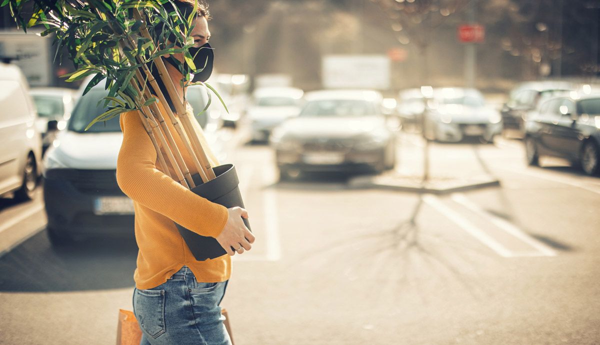 Ojo con guardar y bloquear una plaza de aparcamiento en la calle y a las posibles multas. Foto: iStock.