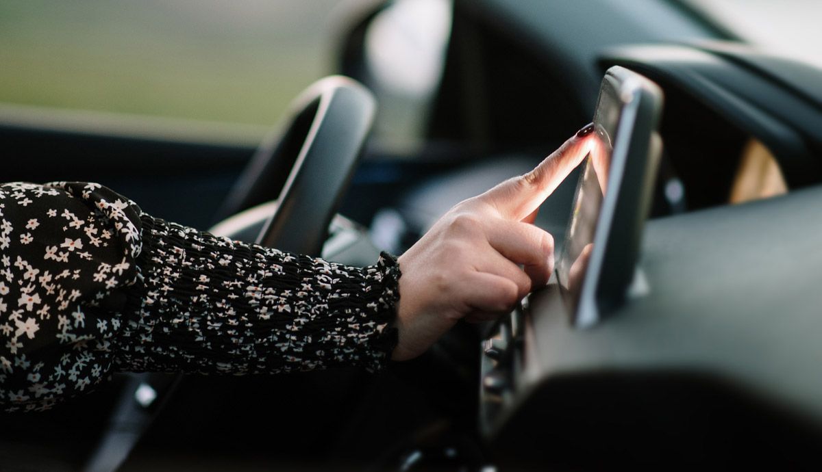 Este estudio revela el tiempo de más que gastamos al manipular las pantallas táctiles del coche. Foto: iStock.