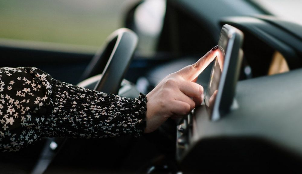 Este estudio revela el tiempo de más que gastamos al manipular las pantallas táctiles del coche. Foto: iStock. Este estudio revela el tiempo de más que gastamos al manipular las pantallas táctiles del coche. Foto: iStock.