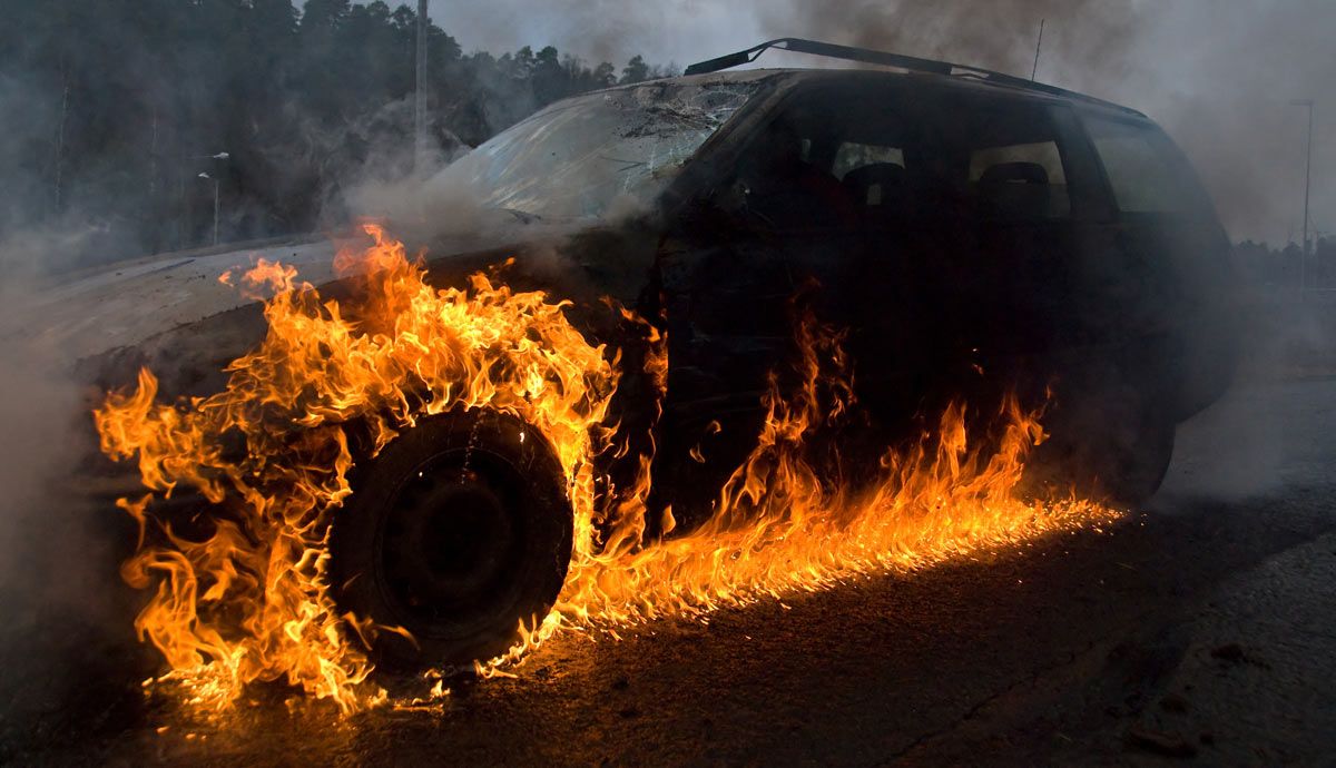 Qué tienes que hacer si tu coche empieza a arder: cómo actuar ante un incendio. Foto: iStock.