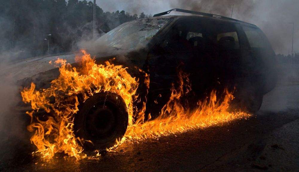 Qué tienes que hacer si tu coche empieza a arder: cómo actuar ante un incendio. Foto: iStock.