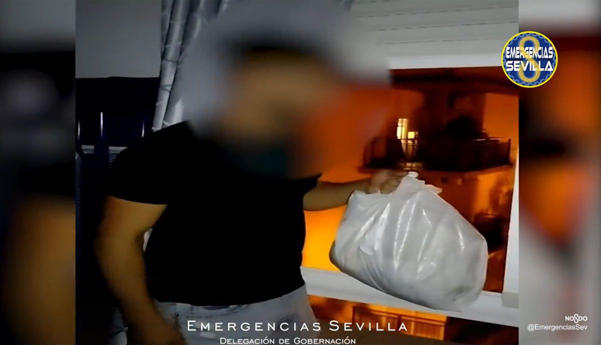 Este joven lanzaba basura y objetos desde su ventana hacia coches en circulación, y luego subía los vídeos a TikTok. Foto: Emergencias Sevilla. Este joven lanzaba basura y objetos desde su ventana hacia coches en circulación, y luego subía los vídeos a TikTok. Foto: Emergencias Sevilla.