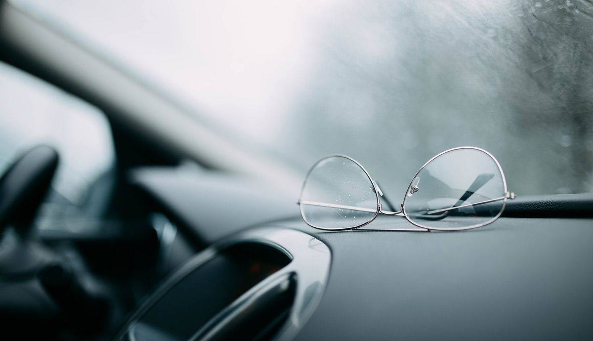 La DGT avisa, las multas a los conductores que deben llevar gafas o lentillas