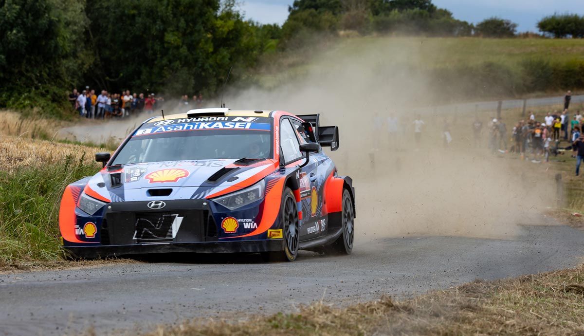 Ott Tänak consigue su segunda victoria consecutiva de la temporada y se consolida en la segunda plaza del Mundial de Rallyes. Foto Hyundai.