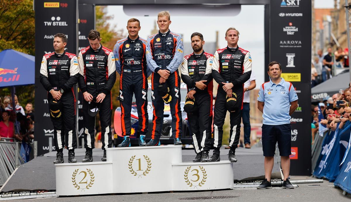 Podium final del Rally de Bélgica 2022, con Ott Tänak en lo más alto. Foto Hyundai. Podium final del Rally de Bélgica 2022, con Ott Tänak en lo más alto. Foto Hyundai.