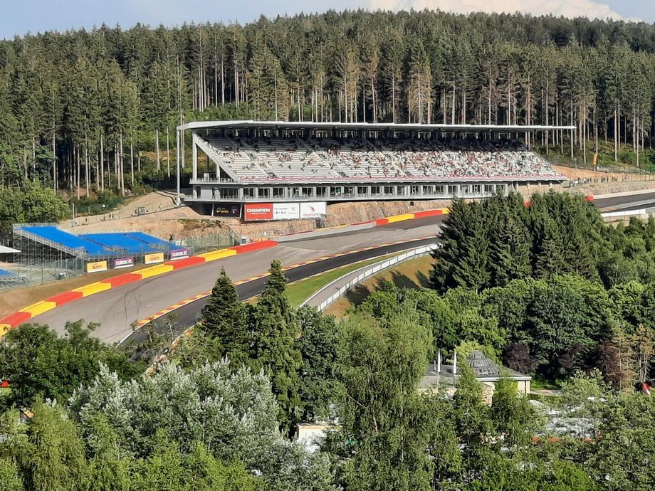 Además del ligero cambio de trazado en Eau Rouge, se ha incorporado una nueva tribuna