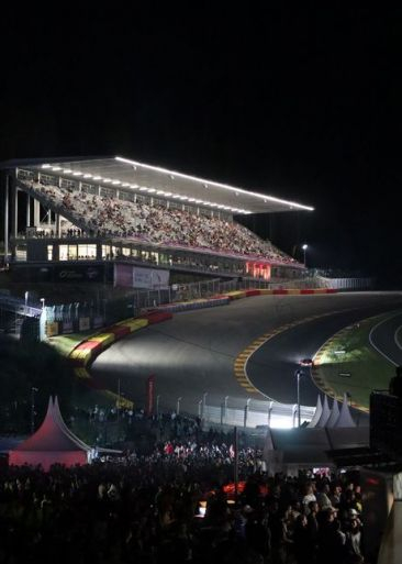Vista nocturna de la curva de Eau Rouge con la nueva tribuna Vista nocturna de la curva de Eau Rouge con la nueva tribuna