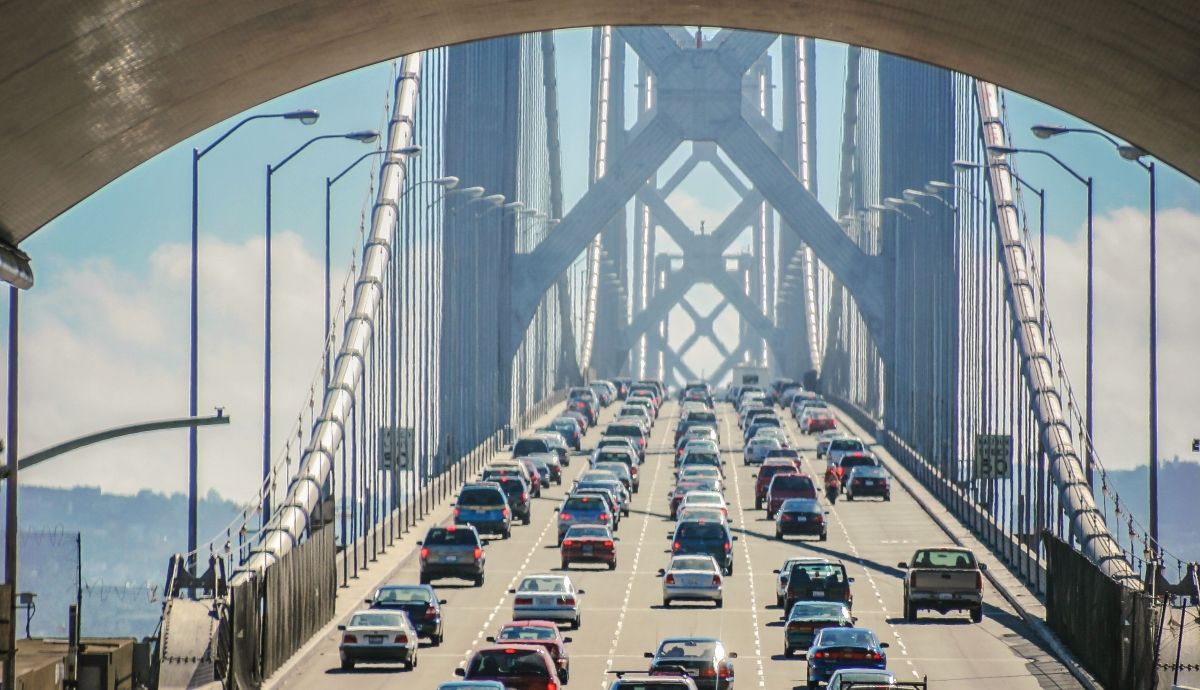 California quiere prohibir los gasolina para 2035, salva a los PHEV... y Tesla no está contenta