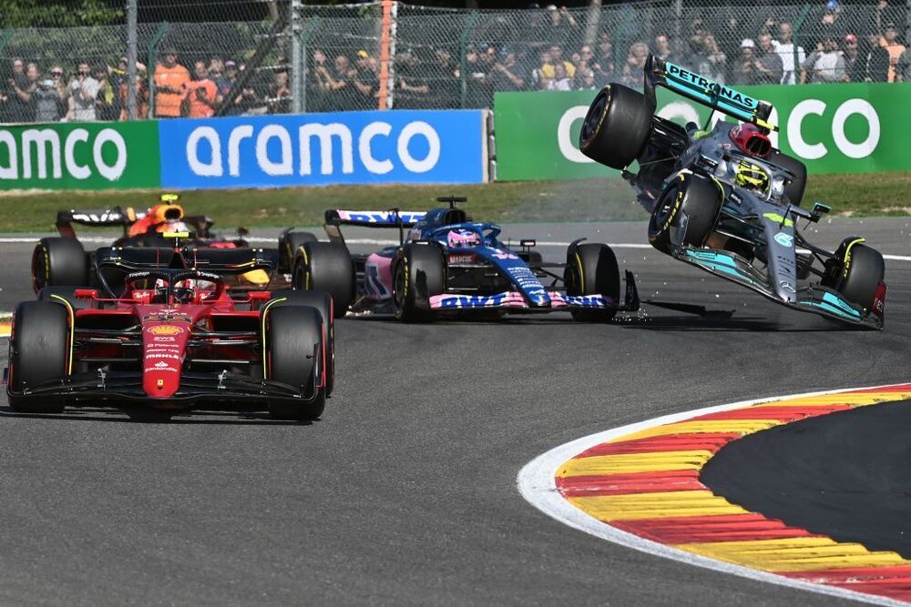Impresionante cómo voló Hamilton sobre Alonso al intentar superarle en la primera vuelta